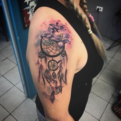  Tatouage attrape rêve avec des fleurs sur l'épaule et beaucoup de plumes